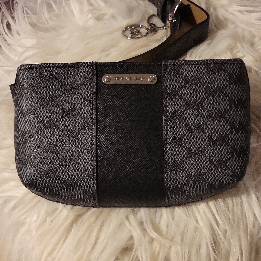 🖤LIKE NEW! Michael Kors Black and Gray Monogram Wristlet / Crossbody Bag!